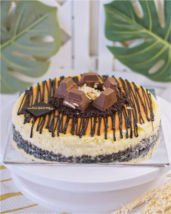 Perpaduan cheese cake dengan taburan berbgai topping yang bisa dijadikan hadiah, acara ulang tahun, perayaan, hanya ada di toko kue di makassar terdekat Chocolicious Indonesia